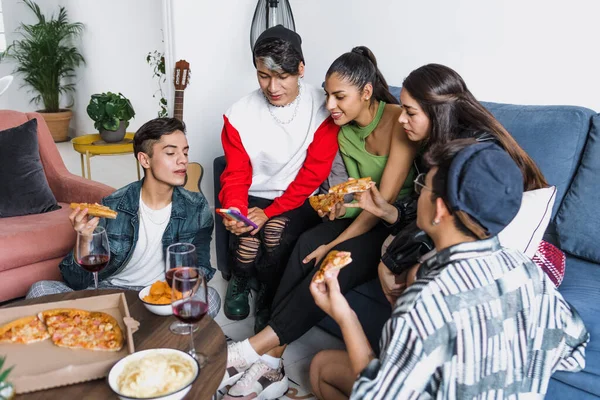 Ομάδα Λατίνων Λοατ Φίλων Που Τρώνε Πίτσα Και Ποτά Στο — Φωτογραφία Αρχείου