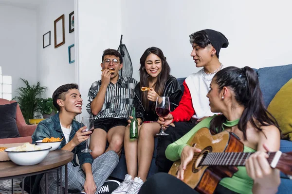 Ομάδα Λατίνων Φίλων Που Παίζουν Κιθάρα Και Διασκεδάζουν Στο Σπίτι — Φωτογραφία Αρχείου