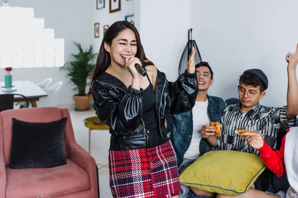 Latinská Mladá Žena Zpívat Skupinou Přátel Hrát Karaoke Doma Mexiku — Stock fotografie