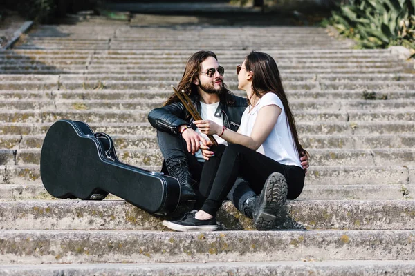 Tânăr Cuplu Latin Bărbat Femeie Stil Rock Roll Cântând Chitară — Fotografie, imagine de stoc