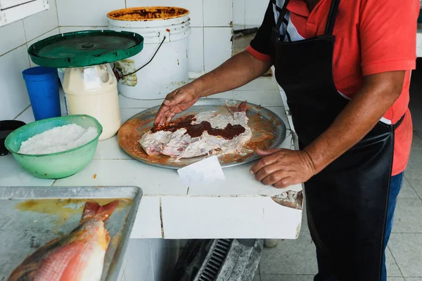 Handen Van Mexicaanse Man Koken Gegrilde Vis Traditionele Uit Acapulco — Stockfoto