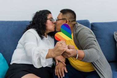 Latin LGBT Lezbiyen çifti Meksika 'da evlerindeki kanepede, Latin Amerika' daki LGBT topluluğundan Latin homoseksüel insanları severler.