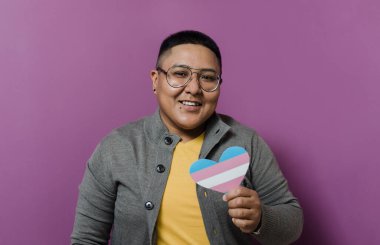 Meksika 'daki Latin lezbiyen kadın portresi Latin Amerika' daki LGBT topluluğundan Latin homoseksüel kişi.