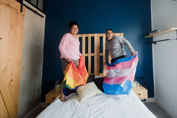 Lgbt Lesbisch Paar Bed Thuis Mexico Spaanse Homoseksuele Mensen Uit — Stockfoto