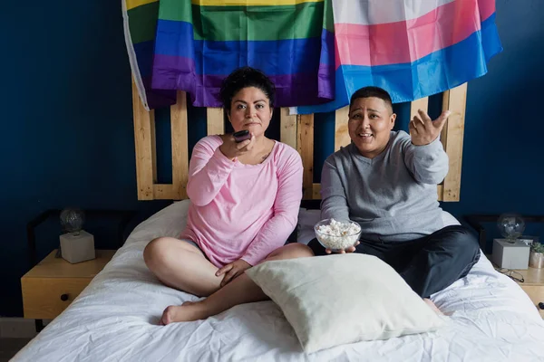 Igbt Lesbičky Pár Sledování Filmu Posteli Doma Mexiku Hispánští Homosexuálové — Stock fotografie