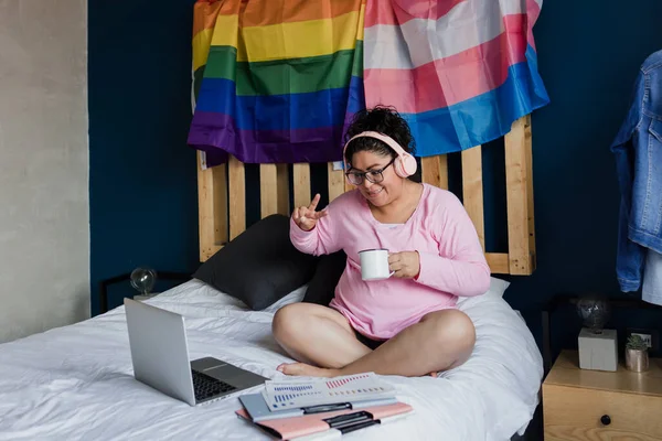 Latein Lesbische Frau Liegt Mit Laptop Oder Computer Auf Dem — Stockfoto