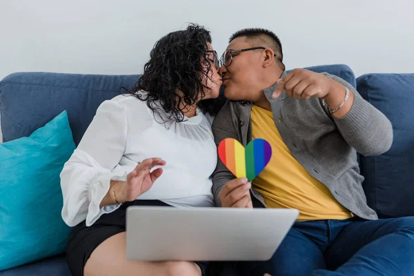Latinské Lgbt Lesbické Páry Milují Momenty Gauči Doma Mexiku Hispánští — Stock fotografie