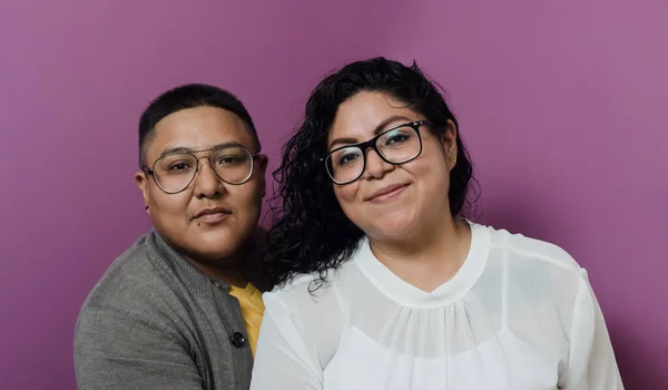 メキシコのラテンレズビアンカップルの肖像画 ラテンアメリカのLbtコミュニティのヒスパニック系同性愛者 — ストック写真