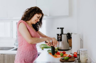 Latin yetişkin kadın Meksika 'da mutfakta salata kasesi hazırlıyor Latin Amerika' da İspanyol kadın.