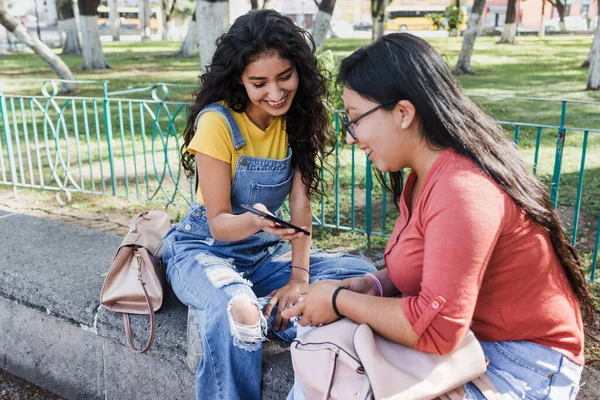 Πορτραίτο Νεαρών Λατίνων Γυναικών Φοιτητών Πανεπιστημίου Που Χρησιμοποιούν Κινητό Τηλέφωνο — Φωτογραφία Αρχείου