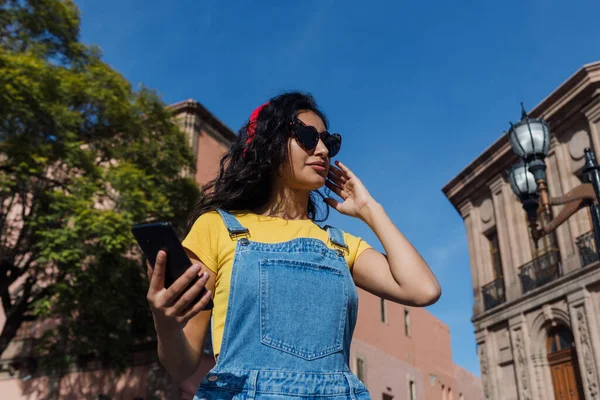 Λατίνα Νεαρή Γυναίκα Ακουστικά Ακούει Μουσική Δημόσιο Πάρκο Στο Μεξικό — Φωτογραφία Αρχείου
