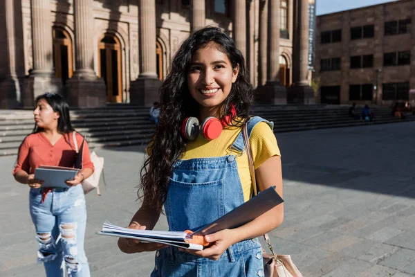 Πορτρέτο Της Νεαρής Λατίνας Φοιτήτριας Πανεπιστημίου Στο Μεξικό Λατινική Αμερική — Φωτογραφία Αρχείου
