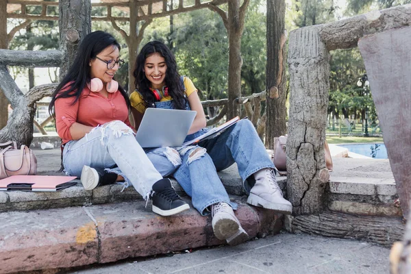 Två Unga Latinska Kvinnor Studenter Som Använder Laptop Sitter Bänk — Stockfoto