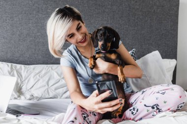 Latin Latin kökenli, köpekli, dachshund evcil hayvanı olan genç bir kadın Meksika 'da Latin Amerika' da, Latin bir kadın. 