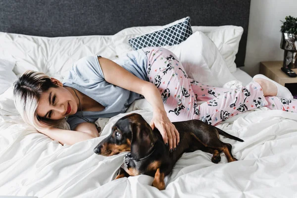 Latin Latin kökenli, köpekli, dachshund evcil hayvanı olan genç bir kadın Meksika 'da Latin Amerika' da, Latin bir kadın. 