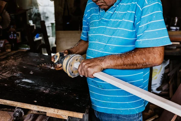 Λατινική Ανώτερος Ξυλουργός Άνθρωπος Εργάζεται Και Χρησιμοποιώντας Γυαλόχαρτο Ένα Γυαλισμένο — Φωτογραφία Αρχείου