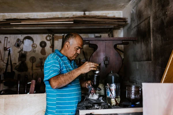 メキシコの家具大工の工房で木で働くラテン系の先輩大工の肖像ラテンアメリカ ヒスパニック系の労働者 — ストック写真
