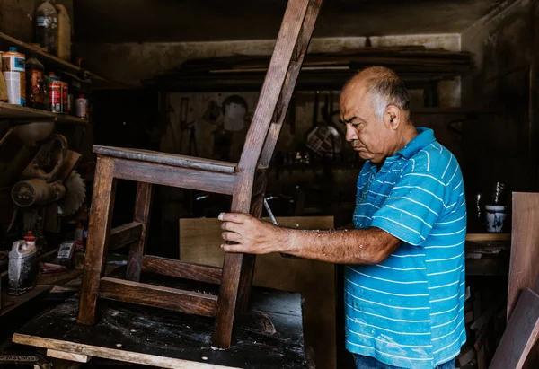 Latina Senior Timmerman Werkt Een Houten Stoel Meubelmakerij Mexico Latijns — Stockfoto