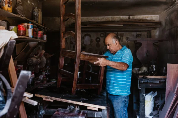 Homem Latino Carpinteiro Sênior Trabalhando Cadeira Madeira Oficina Móveis México — Fotografia de Stock