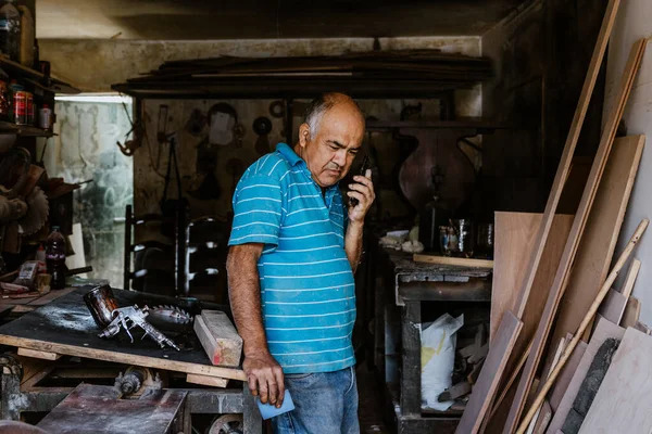 Latin Kıdemli Marangoz Telefon Kullanıyor Meksika Latin Amerika Mobilya Marangozluğu — Stok fotoğraf