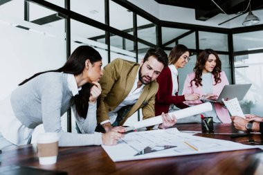 Latin Amerika 'da bir yaratıcı ofiste iç tasarım projesi ya da mimari geliştirme üzerinde çalışan, mimarlık ya da mimari tasarım yapan mimari ya da mimarlık mimarisi olan mimari ya da mimar ya da tasarımcı genç insanlar, İspanyol insanlar.