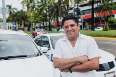 Latin Amerika 'da Mexico' da şehir sokağında arka planda arabası olan Latin bir taksi şoförünün portresi.