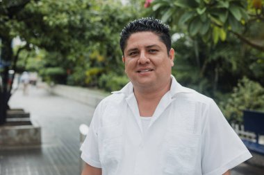 Latin adam portresi. Latin Amerika 'da gülümseyen ve yürüyen insanlar.