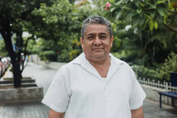 Латиноамериканский Портрет Мужчины Старшего Возраста Смотрящего Камеру Улице Мехико Латиноамериканские — стоковое фото