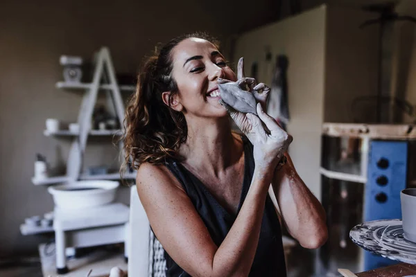 Retrato Mulher Latina Com Mãos Trabalhando Cerâmica Artigos Cerâmica Oficina — Fotografia de Stock