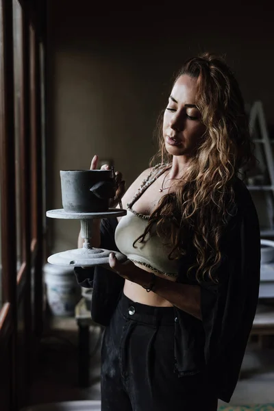 拉丁裔年轻女性 在墨西哥的车间和陶瓷企业创业中与陶瓷壶一起工作 他的恐慌女性 — 图库照片
