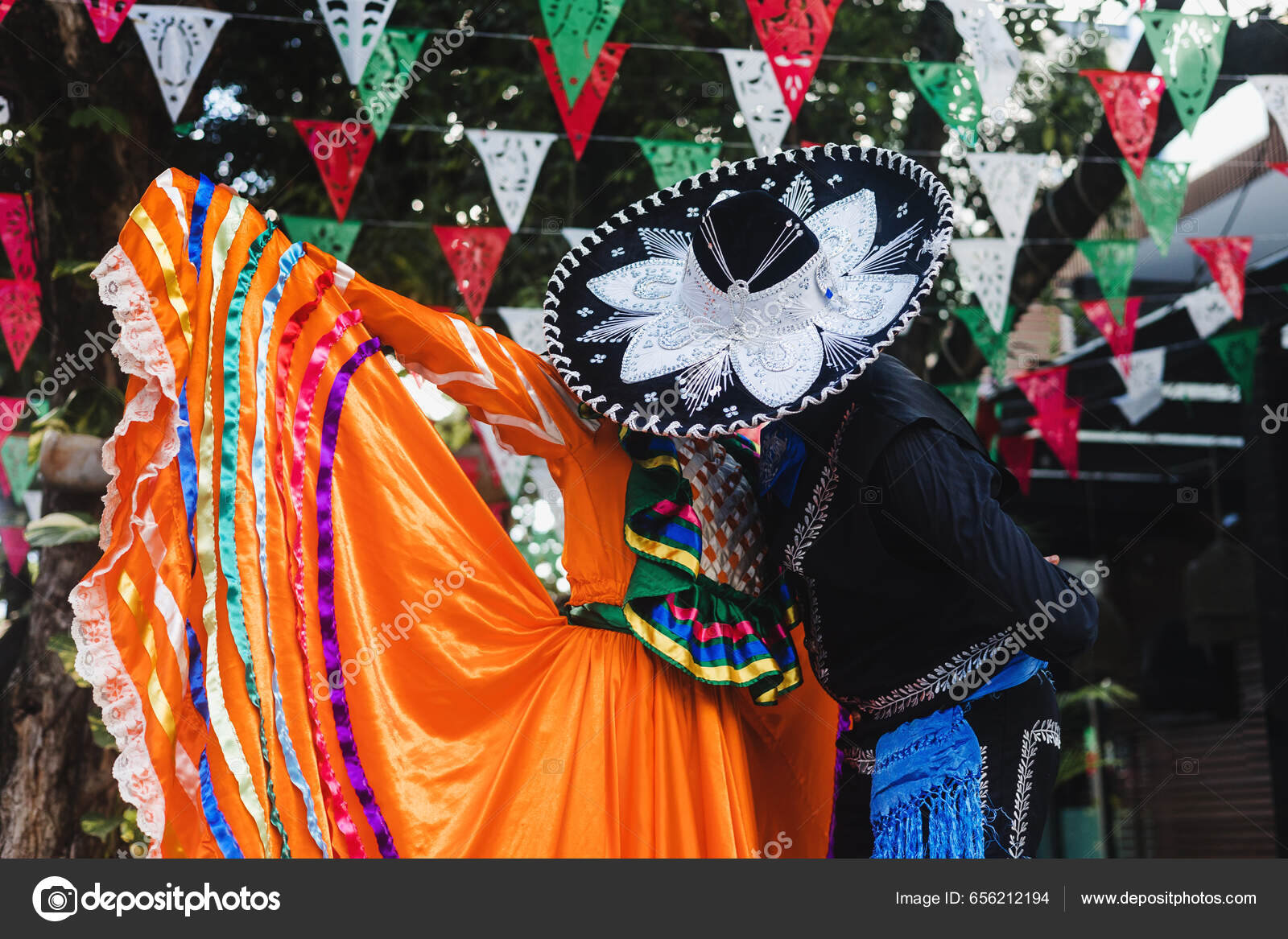 Λατινική Ζευγάρι Των Χορευτών Φορώντας Παραδοσιακό Μεξικάνικο Φόρεμα Από  Γκουανταλαχάρα — Φωτογραφία Αρχείου © marcoscastillo #656212194