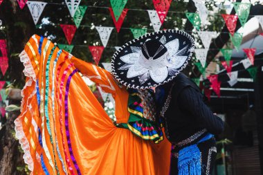 Guadalajara Jalisco Meksika Latin Amerika 'dan geleneksel Meksika elbisesi giyen Latin dansçılar, bağımsızlık gününde genç İspanyol kadın ve erkek ya da Cinco de mayonez geçidi ya da kültür festivali