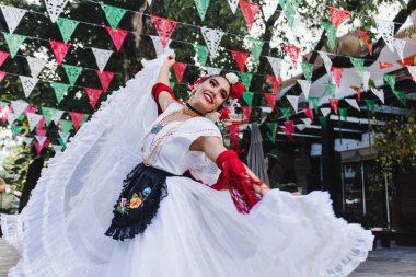Latin kadın geleneksel Meksika elbisesi giyiyor. Veracruz Meksika Latin Amerika 'dan. Bağımsızlık Günü' nde Latin kökenli gençler.
