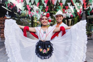 Latin dansçılar Veracruz 'dan geleneksel Meksika elbisesi giyiyorlar Latin Amerika' dan, genç İspanyol kadın ve erkek bağımsızlık gününde ya da Cinco de mayonez geçit töreni ya da kültür festivali