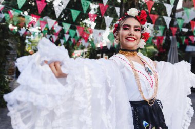 Latin kadın geleneksel Meksika elbisesi giyiyor. Veracruz Meksika Latin Amerika 'dan. Bağımsızlık Günü' nde Latin kökenli gençler.