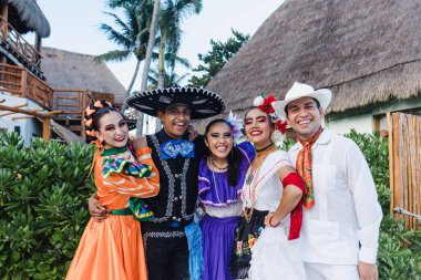 Geleneksel halk kostümü giyen bir grup Meksikalı dansçı, Meksika Latin Amerika 'da genç Latin halk portresi