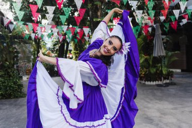 Latin Amerika 'da geleneksel Meksika Elbiseli Kadın geçit töreninde ya da kültür festivalinde, Latin Amerikalılar bağımsızlık gününde
