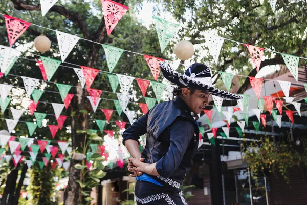 Homem Mexicano Dançando Vestindo Traje Mariachi Tradicional Desfile Festival Cultural — Fotografia de Stock