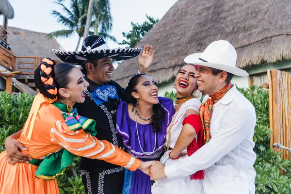 Grupo Dançarinos Mexicanos Vestindo Traje Popular Tradicional Jovens Latino Americanos — Fotografia de Stock