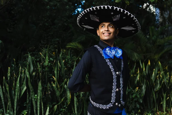 Homem Latino Vestindo Como Mariachi Tradicional Mexicano Desfile Festival Cultural — Fotografia de Stock