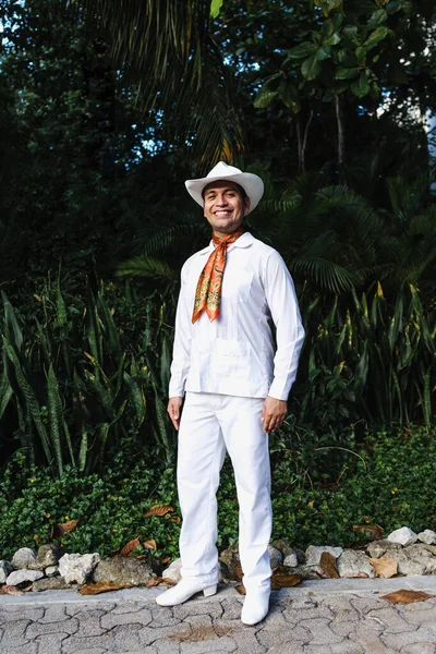Latijnse Man Draagt Traditionele Mexicaanse Gewoonte Genaamd Jarocho Traditioneel Uit — Stockfoto
