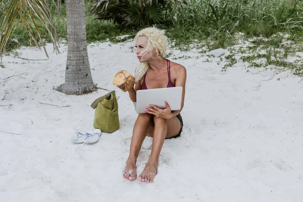Молода Трансгендерна Латентна Жінка Використовує Ноутбук Або Комп Ютер Пляжі — стокове фото