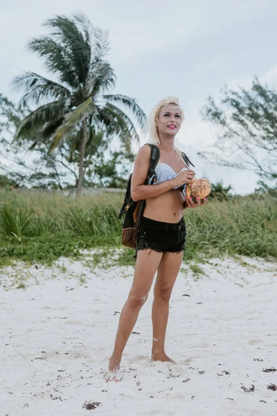 Touristen Transgender Frau Backpacker Und Hält Kokosnuss Strand Mexiko Lateinamerika — Stockfoto