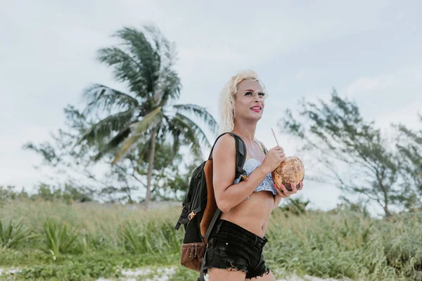 멕시코 아메리카 해변에서 코코넛을 여행하는 트랜스젠더 여행자 — 스톡 사진