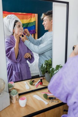 Latin LGBT 'li birkaç arkadaş Meksika' daki evlerinde, Latin Amerika 'daki Latin homoseksüel ve lgbtq topluluklarında yüz maskesi ve kozmetik tedavileri kullanıyor.