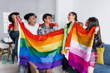 Genç latin LGBT arkadaşları, Meksika 'da gökkuşağı bayrağı taşıyan gay gururlu ayı kutluyorlar. Latin Amerika' daki Igbtq toplumundan Latin homoseksüel insanlar.