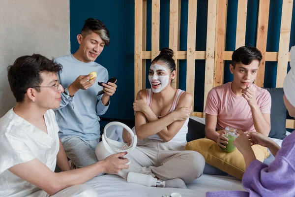 Latin Λοατ Friends Using Facial Mask Cosmetics Treatments Bed Home — Φωτογραφία Αρχείου