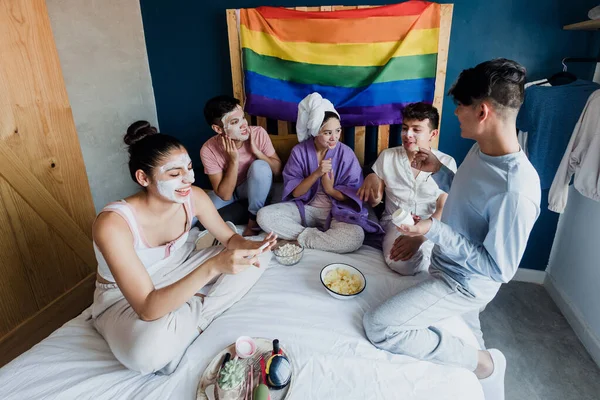 Latin Λοατ Friends Using Facial Mask Cosmetics Treatments Bed Home — Φωτογραφία Αρχείου