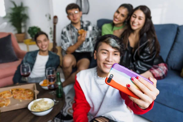 Λατίνοι Λοατ Φίλοι Φωτογραφίζουν Selfie Κινητό Τηλέφωνο Και Διασκεδάζουν Στο — Φωτογραφία Αρχείου