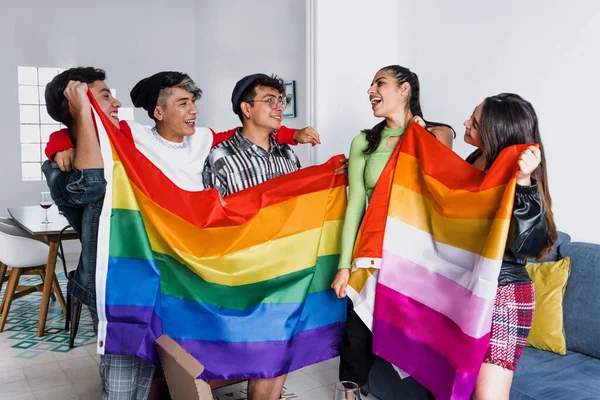 Genç latin LGBT arkadaşları, Meksika 'da gökkuşağı bayrağı taşıyan gay gururlu ayı kutluyorlar. Latin Amerika' daki Igbtq toplumundan Latin homoseksüel insanlar.